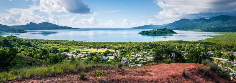 vue panoramique de la baie de chirongui (sud ouest de mayotte)panoramique disponible en 16855x3961