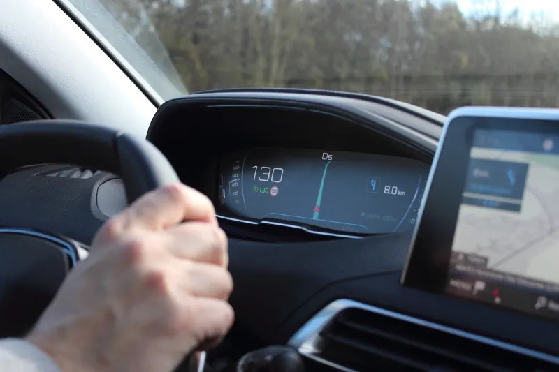 le tableau de bord de voiture moderne 130 kmh