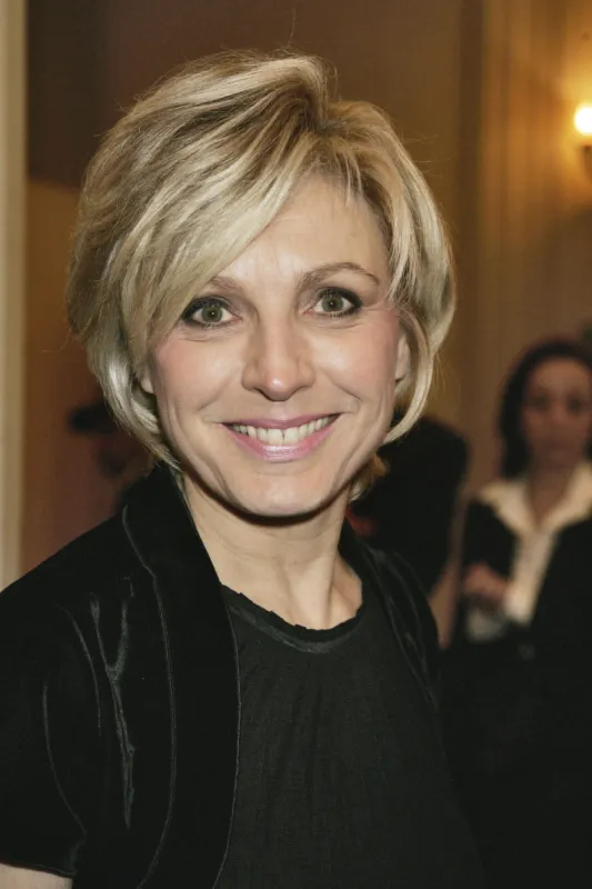 evelyne delhiat lors du gala de l'association 'l'enfance majuscule' tenue à 'gaveau la salle' à paris, france, le 5 février, 2007 photo mousse abacapresscom