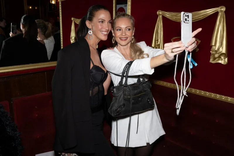 linda hardy et beatrice rosen assistent au défilé de lingerie alter ego dans le cadre de la semaine de la mode à paris le 21 janvier 2024 à paris, france photo par laurent zabulon abacapresscom