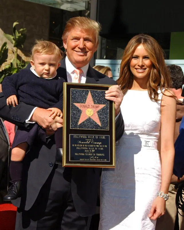 donald trump, ici avec melania knauss et son fils barron, reçoit une étoile sur le hollywood walk of fame à los angeles, ca, usa, 16 janvier 2006 photo by tammie arroyo aff abacapresscom