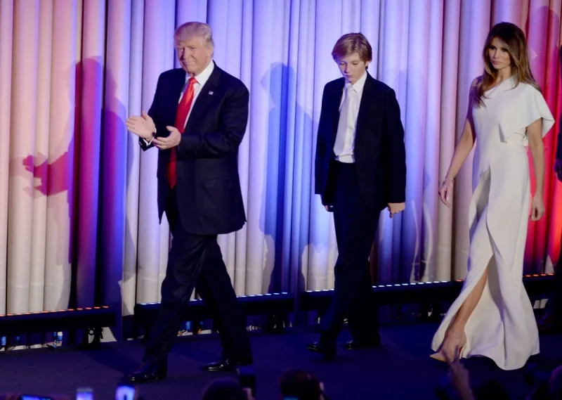 le président élu donald trump, barron trump et melania trump se présentent devant leurs partisans au new york hilton midtown le soir de l'élection new york city, ny, États-unis, 8 novembre 2016 photo by dennis van tine abacapresscom