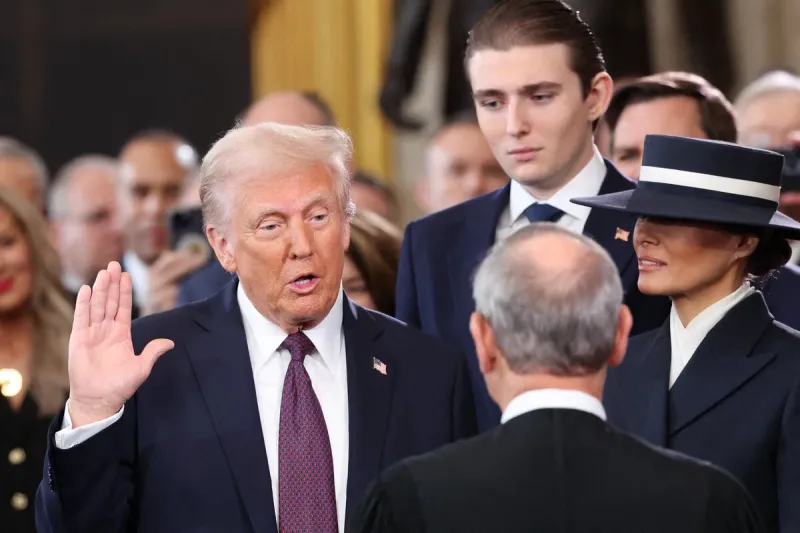 le président américain donald trump prête serment sous le regard de barron trump et melania trump le jour de son investiture présidentielle à la rotonde du capitole à washington, États-unis, le 20 janvier 2025 reuters kevin lamarque pool