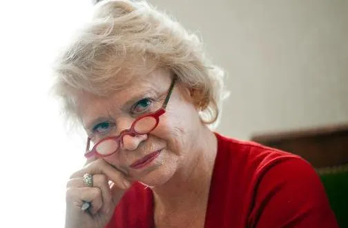 couple charmant sur la jetée dans le lac