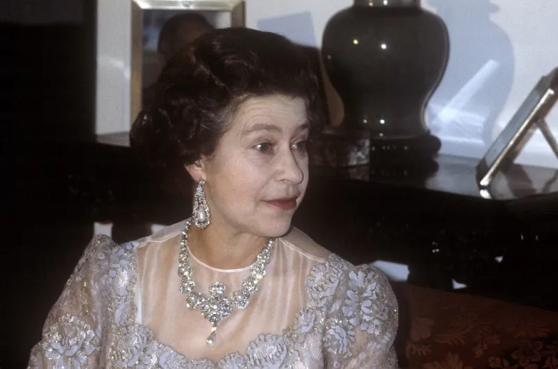 queen elizabeth ii during her official visit to sri lanka, on october 1981 queen's dress designed by sir hardy amies photo by john shelley collection lfi photoshot abacapresscom , 628139 027 sri lanka