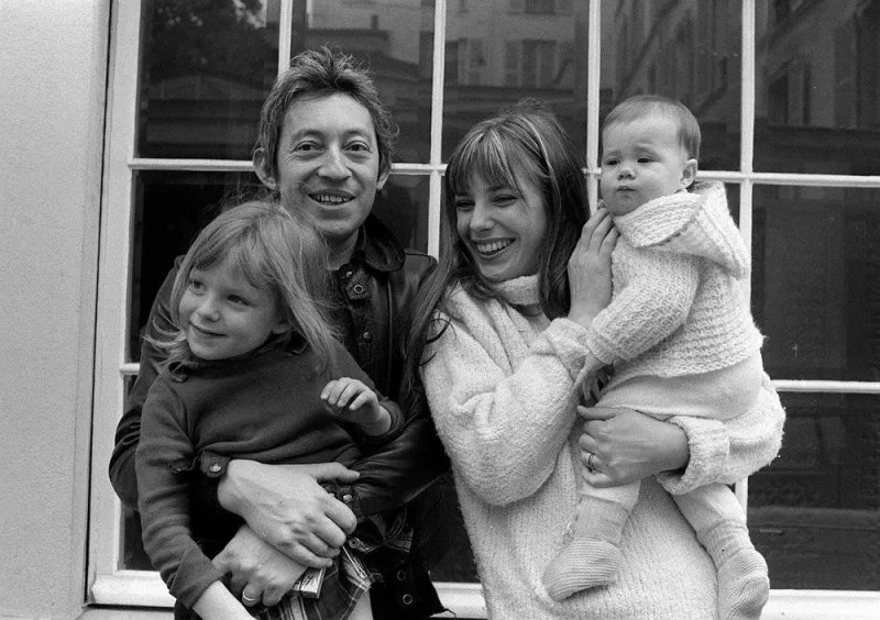 b4y1j7 jane birkin and serge gainsbourg may 1972 at their paris luxury home photo by alamy abacapresscom <motcle99> acteur comedien actor actrice actress chanteuse singer top model mannequins mannequin model models < motcle99>