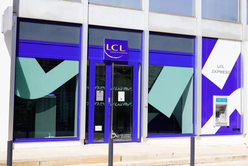 bordeaux , aquitaine   france - 05 04 2020   the credit lyonnais lcl french bank and insurance bank building office store