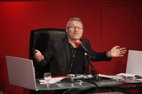 laurent ruquier, animatrice de radio française, assiste à une émission de radio rtl les grosses tetes, le 25 août 2014 à paris afp photo martin bureau afp martin