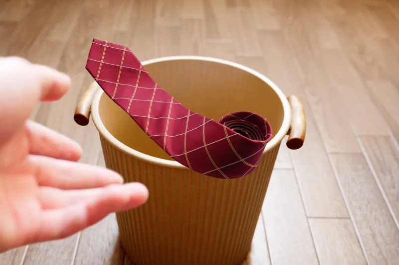 throw the red tie into the trash