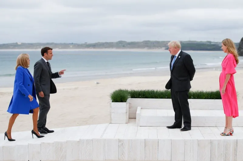 britain's prime minister boris johnson (2r) and his spouse carrie johnson (r) welcome france's president emmanuel macron (2l) and his spouse brigitte macron during the g7 summit in carbis bay, cornwall, on june 11, 2021 (photo by phil noble   pool   afp)