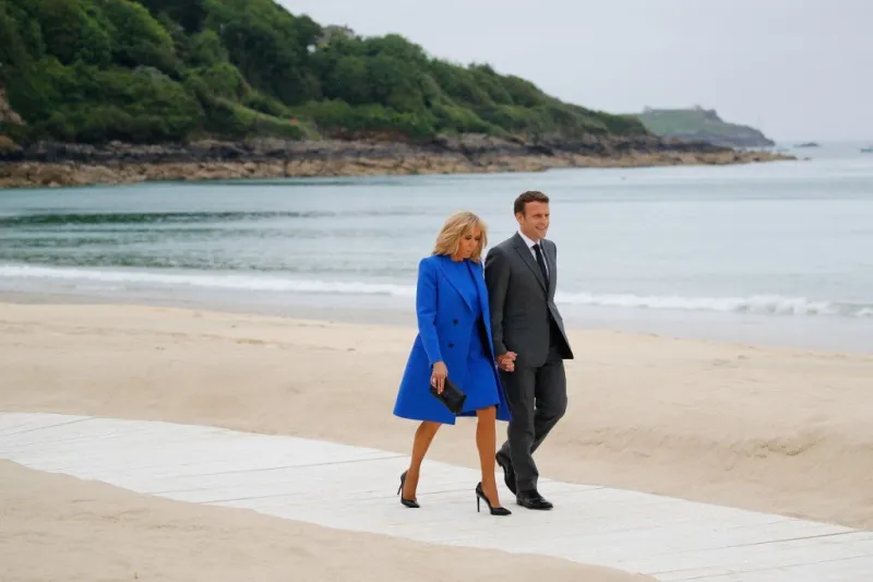 france's president emmanuel macron (r) and his wife brigitte macron arrive for the g7 summit in carbis bay, cornwall, south-west england on june 11, 2021 (photo by phil noble   pool   afp)