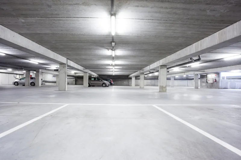 underground park of a mall with columns and ventilation ducts