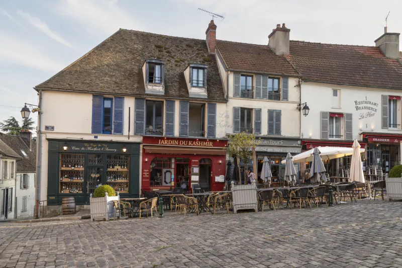 montfort-l'amaury, france, august 4, 2023, cozy small square with terraces and restaurants in the center of the picturesque village montfort-l'amaury