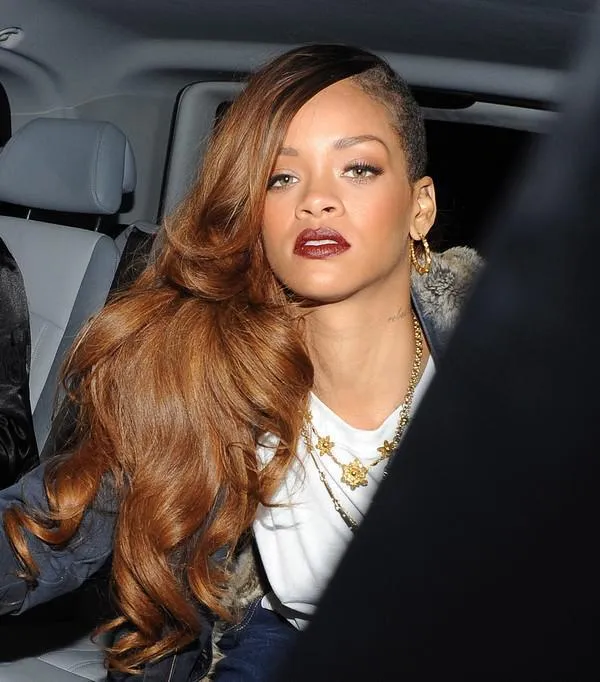 rihanna quittant son hôtel de londres pour la soirée après le lancement de sa nouvelle ligne de vêtements avec l'île de la rivière tenue à dstrkt night club à soho, londres, uk le 4 mars 2013 photo par photos optiques abacapresscom