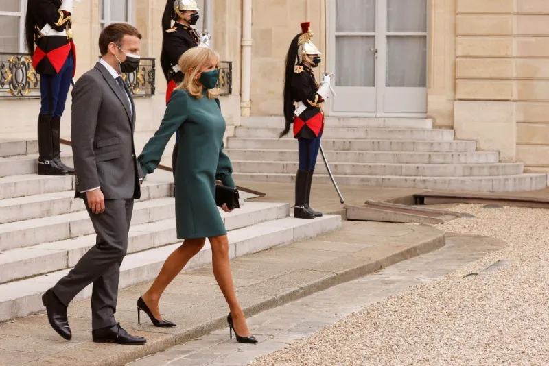french president emmanuel macron (l) his wife brigitte macron prepare to welcome argentina's president and his partner ahead of a lunch meeting, at the elysee palace, in paris, on may 12, 2021 (photo by ludovic marin   afp)