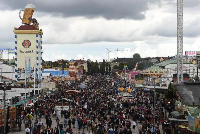 les visiteurs marchent sur la foire du 184e festival de la bière oktoberfest à munich, en allemagne du sud, le 16 septembre 2017 le plus grand festival de la bière au monde se tient du 16 septembre au 3 octobre 2017 afp photo christof stache