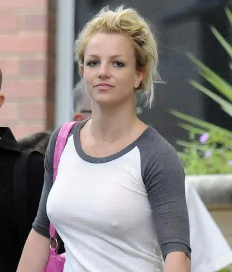 britney spears quitte l'hôtel perth hyatt en route pour la répétition de son premier concert pour lancer sa tournée de cirque à perth, australie le 5 novembre 2009 photo par abacapresscom