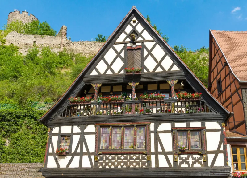 kaysersberg, alsace, france mai 18 2011 vue de maison à colombages et vieux château dans le centre-ville de kaysersberg