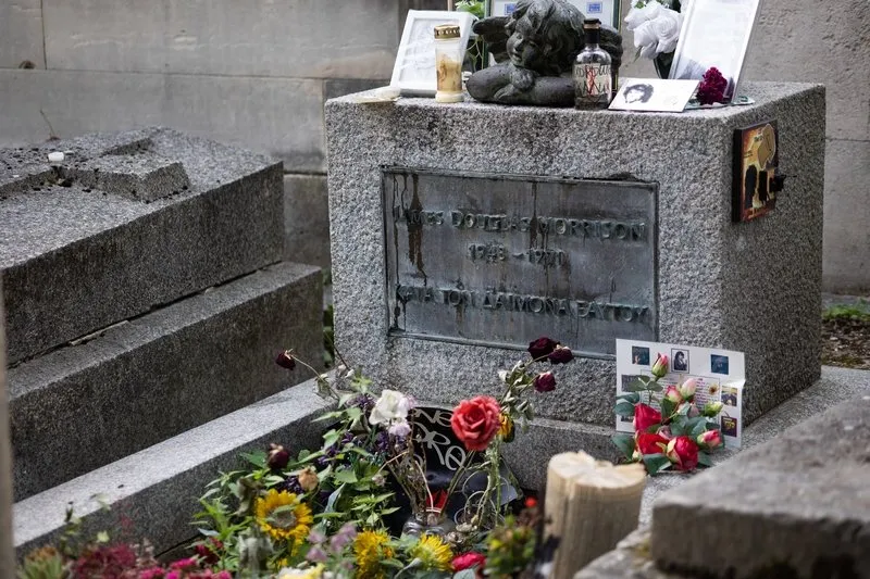 illustrations of the pere lachaise cemetery - paris