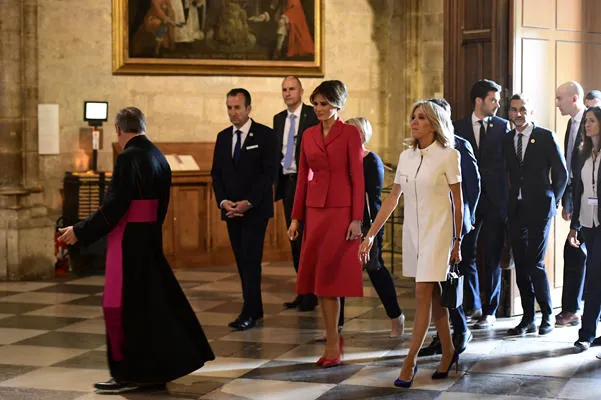 nous première dame melania trompette (c) et l'épouse du président français brigitte macron visite notre dame cathédrale à paris, le 13 juillet 2017 afp photo piscine martin bureau