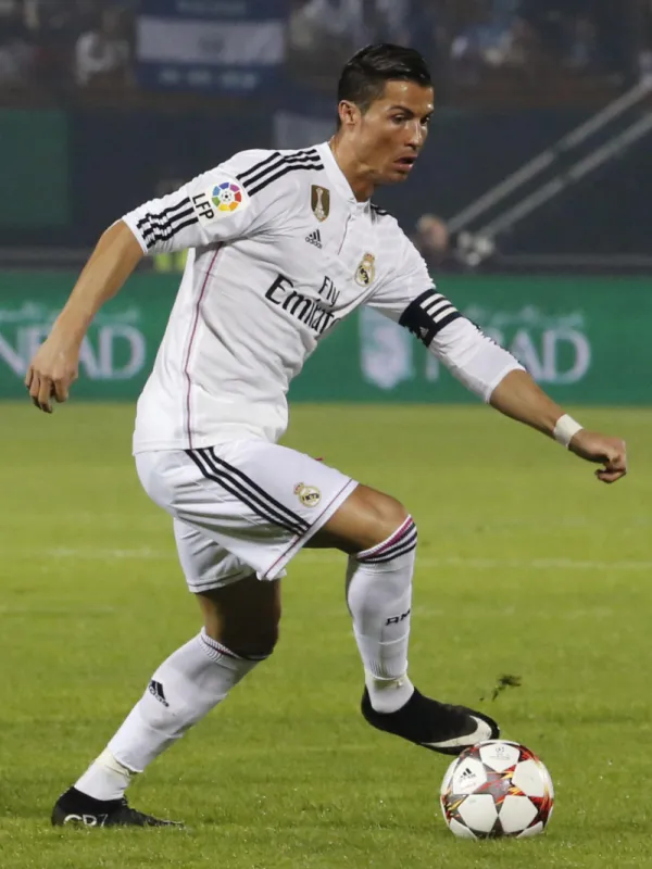 christian ronaldo de real madrid dribble le ballon lors de son match de football amical entre le monde et ac milan au stade de sevens à dubai le 30 décembre 2014 afp photo karim sahib