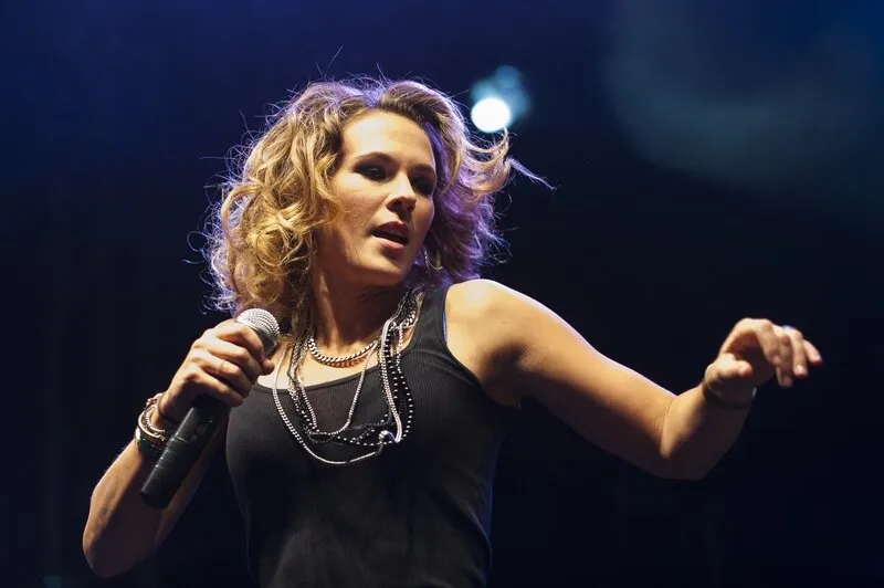 lorie jouant un match de football pour la 7e édition du 'foot concert' organisé par l'association huntington avenir, qui s'est tenu au palais des sports de gerland, lyon, france, le 12 octobre 2013 photo par nicolas genin abacapresscom