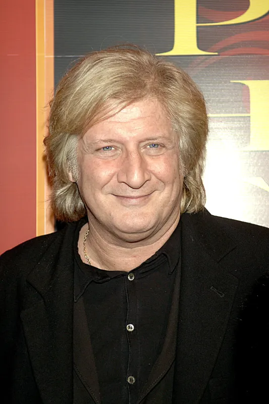 le présentateur de la télévision française, patrick sebastien, participe à la première du cirque phenix à paris, france le 5 décembre 2005 photo de giancarlo gorassini abacapresscom