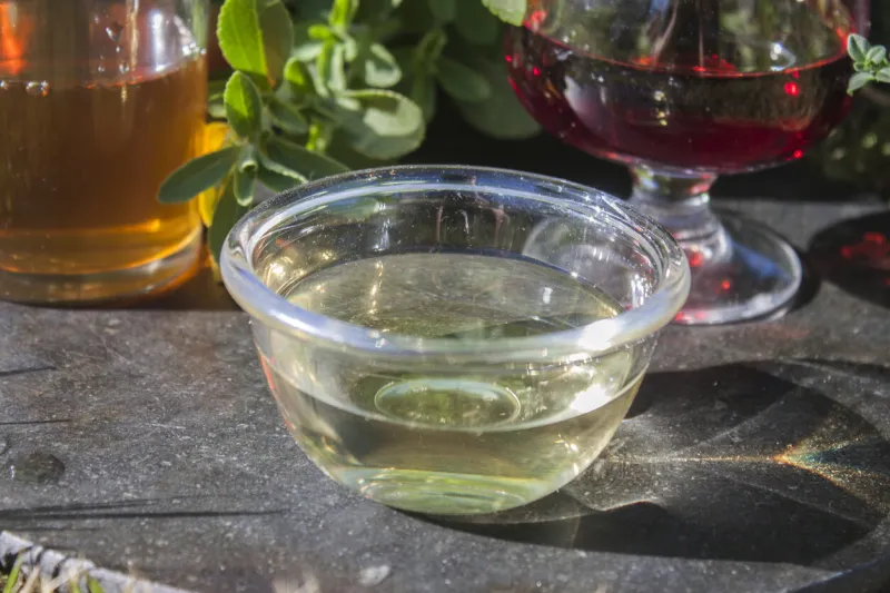 white wine vinegar, in front of apple and red wine vinegar