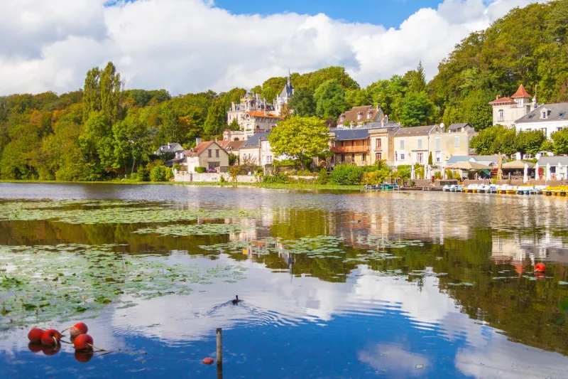 september 2012 – in september many visitor visit the lake of pierrefond in north of paris to admire the beautiful panorama from the small boats
