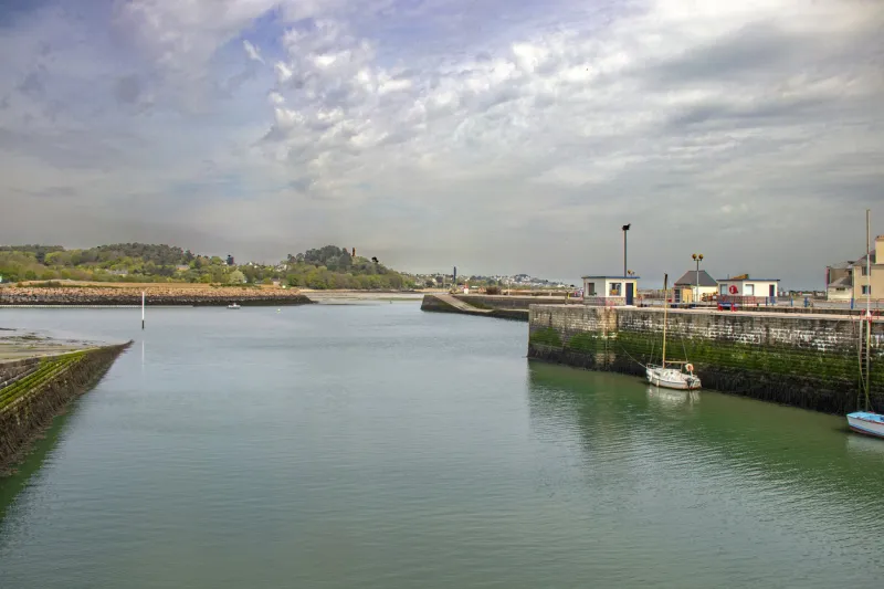 prise de vue de l'entrée du port célèbre pour avoir été au début du xxème siècle un des ports de la grande pêche, au large de l'islande, au zoom 18 135, f 18, 1 160 seconde