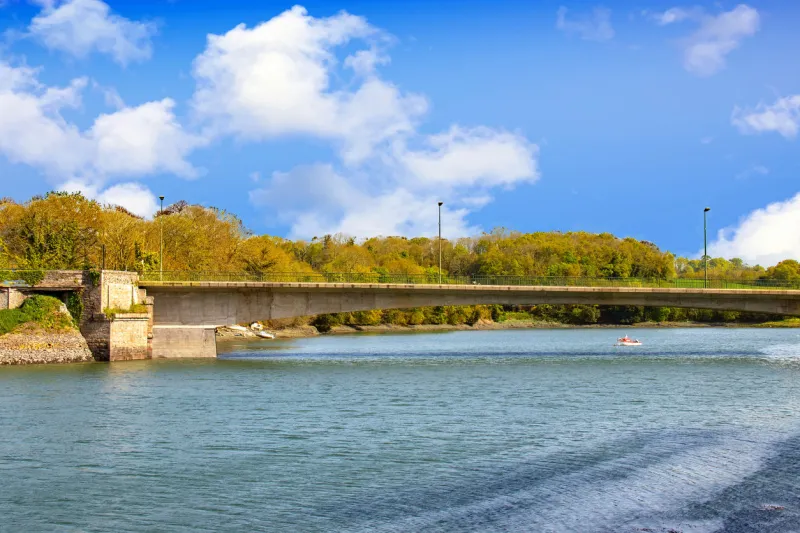 prise de vue du pont canada construit en 1954 sur le jaudy à l'entrée de la ville, au zoom 18 135, 200 iso, f 14, 1 160 seconde