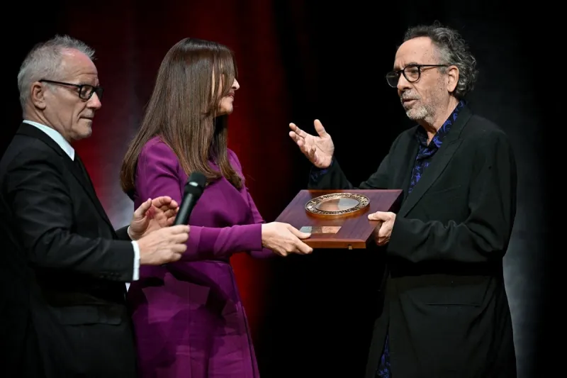thierry fremaux, monica bellucci, tim burton assistent à la cérémonie de remise des prix lumière lors du 14e festival du film lumière à lyon, france, le 21 octobre 2022 photo by julien reynaud aps-medias abacapresscom