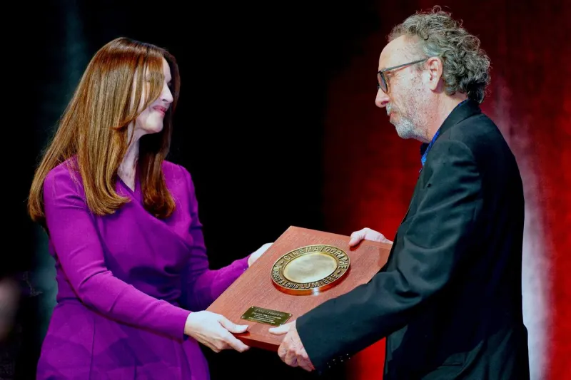 tim burton reçoit le lumiere award des mains de monica bellucci lors de la cérémonie de remise des lumiere awards pendant le 14ème festival du film lumière le 21 octobre 2022 à lyon, france photo by franck castel abacapresscom