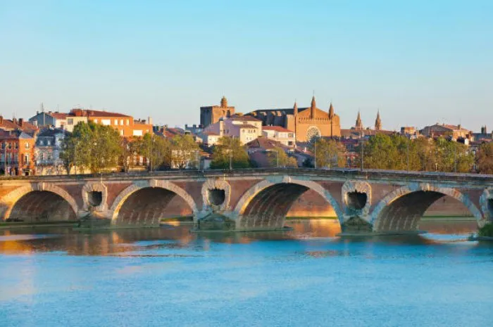 le pont neuf à toulouse en été