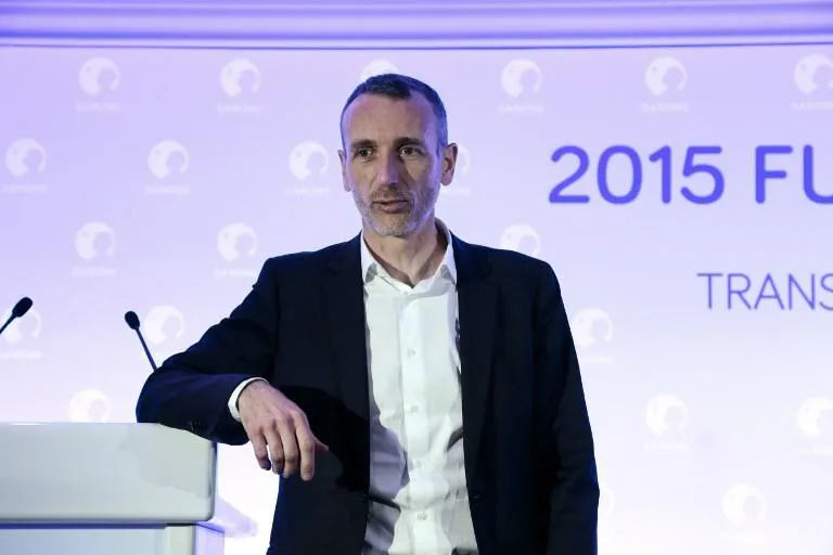 le groupe agroalimentaire français danone, directeur général d'emmanuel faber, pose devant une conférence de presse pour présenter les résultats 2015 le 23 février 2016 à paris afp photo francois guillot