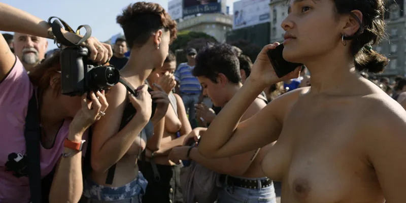 femmes argentines droits démo topless