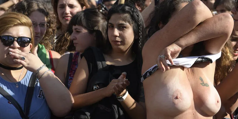 femmes argentines droits démo topless
