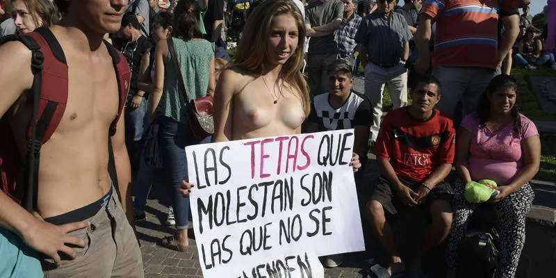 femmes argentines droits démo topless