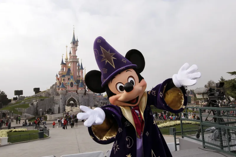 disney character mickey pose devant le château de beauté endormi au parc disneyland dans le cadre des célébrations du 20ème anniversaire du parc, à chessy, près de marne-la-vallee, en dehors de paris, le 31 mars 2012 afp photo thomas samson