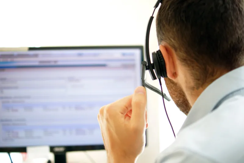 kundenbetreuer telefoniert in einem call-center