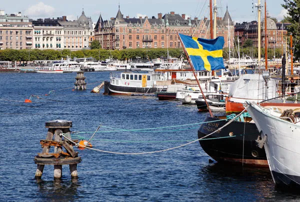 stockholm, suède - 30 août 2016 stockholm waterfront à nybroviken vu du pont de skeppsholmen avec des bateaux et des bâtiments à la rue strandvagen en arrière-plan