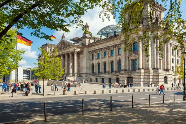 berlin, allemagne - 2 avril 2008 touristes marchant devant le bâtiment du reichstag