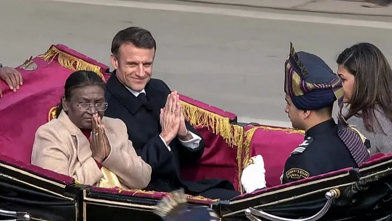 le président droupadi murmu et le président français emmanuel macron arrivent au kartavya path pour le 75e défilé du jour de la république, à new delhi, en inde, le vendredi 26 janvier 2024 ani photo via hindustan times spus abacapresscom
