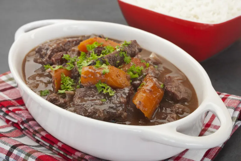 un ragoût français, daube de boeuf provençal a une délicieuse sauce à base de vin rouge, de bouillon, de cannelle, de clou de girofle, d'orange et d'herbes ici il est servi avec du riz