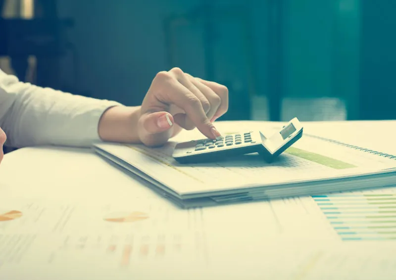 analyse de marché - stylo et chiffres sur papier