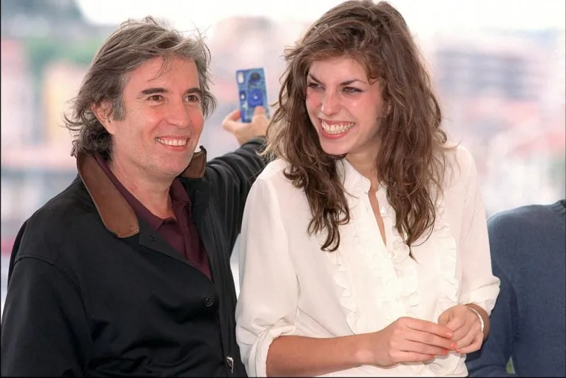 © hahn-khayat abaca 25742-2 cannes-france, 12 5 2001 french director jacques doillon and his daughter actress lou doillon pose for photographers at the photocall of their movie carrement a l'ouest at the 54th cannes film festival