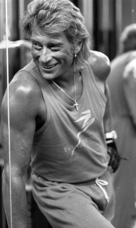 exclusif johnny hallyday photographie dans les glaces de la salle de musculation - villa lorada - 1991 credit aps-medias photos by aps-medias abacapresscom