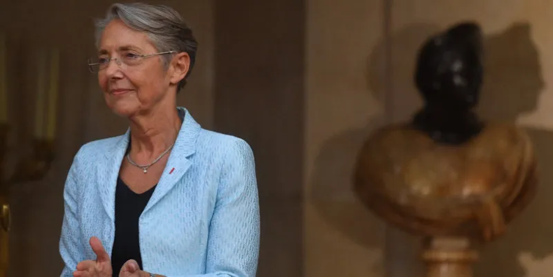 new prime minister elisabeth borne waves after a handover ceremony in the courtyard of the hotel de matignon, french prime ministers official residence, in paris, france on may 16, 2022 photo by christian liewig abacapresscom , 809916 065 paris france