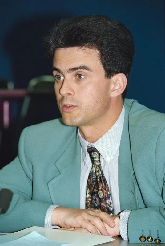 le politicien français du parti socialiste (ps), manuel valls est photographié le 7 mars 1994, au siège social de ps, à paris. photo de jean-loup gautreau photo de jean-loup gautreau