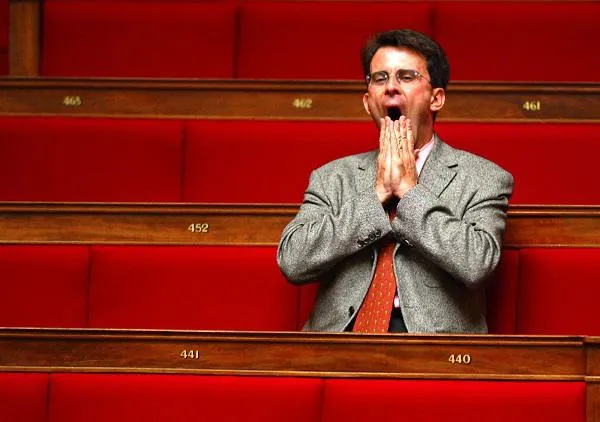 le député socialiste manuel valls patiente, le 16 octobre 2002 à l'assemblée nationale à paris, avant la séance des questions au gouvernement afp photo joel saget   afp photo   joel saget
